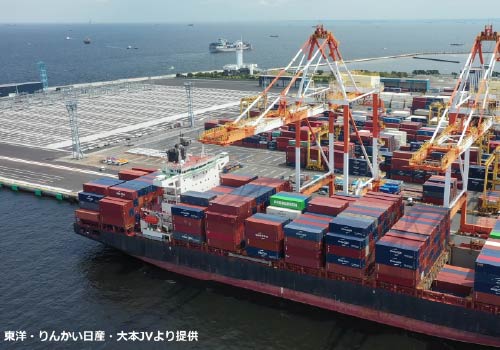 本牧ふ頭地区で貨物を積み下ろしている様子