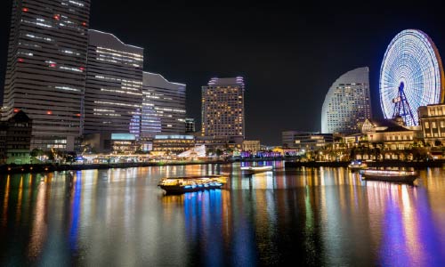 みなとみらい21地区のライトアップが水面に反射されている様子