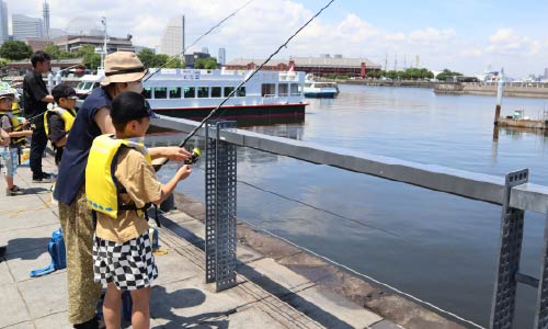 釣りを楽しむ男の子と母親