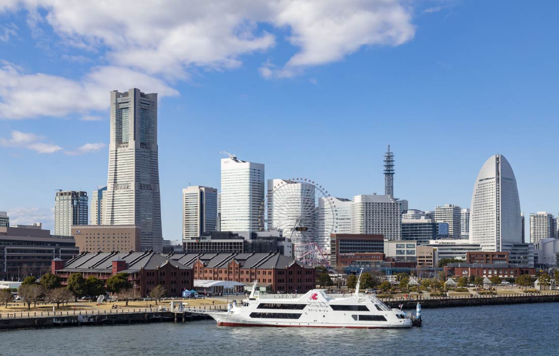 みなとみらい21地区の風景とマリーンルージュ