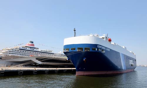 横浜の港に船が二隻停泊している