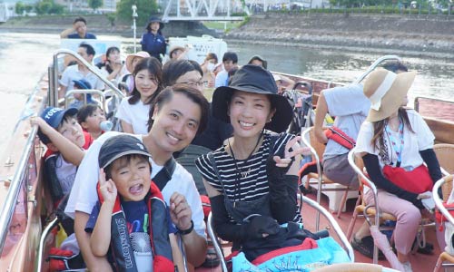 船に乗って横浜の海を巡っている笑顔の参加者